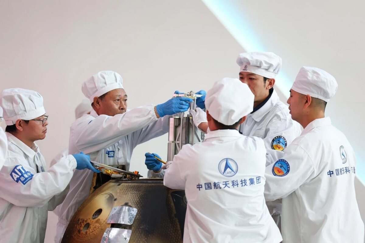 Торжества по случаю доставки грунта с Луны станцией «Чанъэ-6» продолжаются. Китайцам удалось выполнить самую сложную в истории космических автоматов лунную миссию.-2