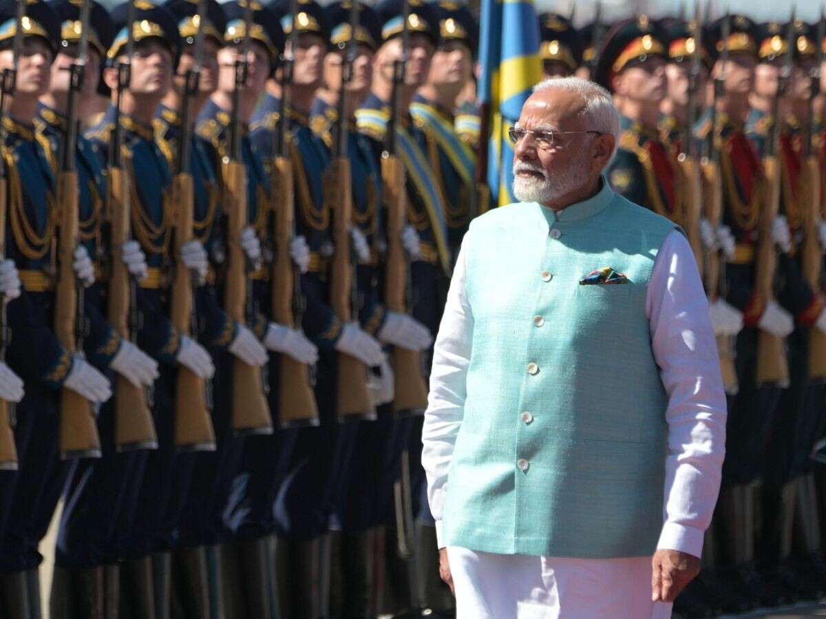    Премьер-министр Индии Нарендра Моди на церемонии встречи в аэропорту Внуково-2 в Москве© РИА Новости / Алексей Никольский