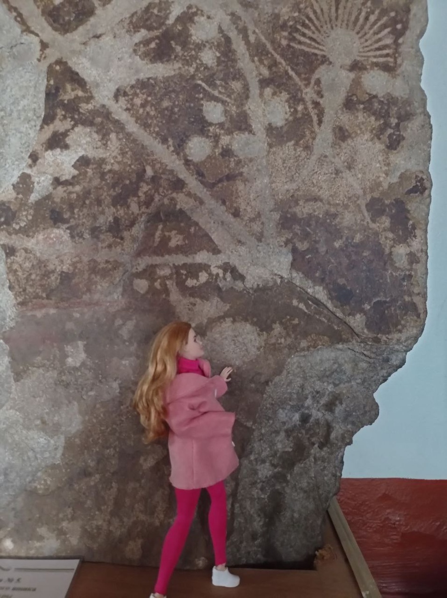 Даша у "скалы" с петроглифами