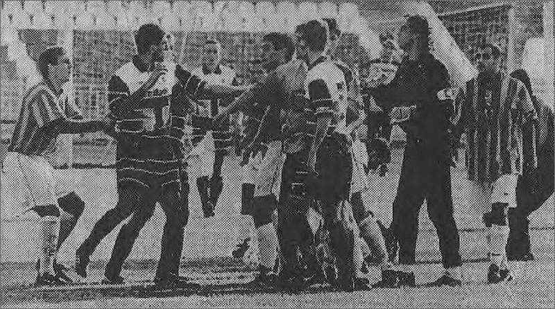 «Торпедо» - «Алания» (Владикавказ) – 2:0. Несколько раз по ходу матча футболисты буквально шли стенка на стенку. В кадре слева направо торпедовцы Артур Мкртчян, Дмитрий Градиленко (вдали) и Арсен Аваков.