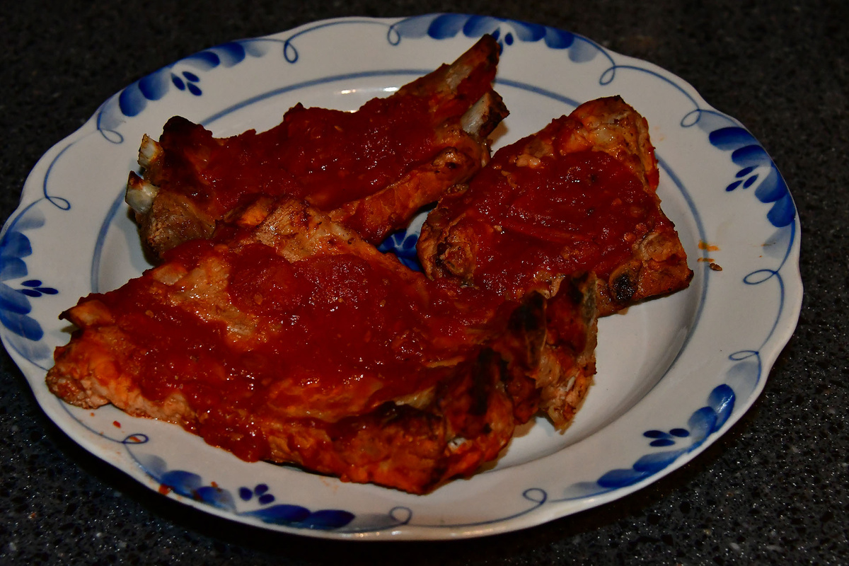 Свиные ребра в маринаде из томатов