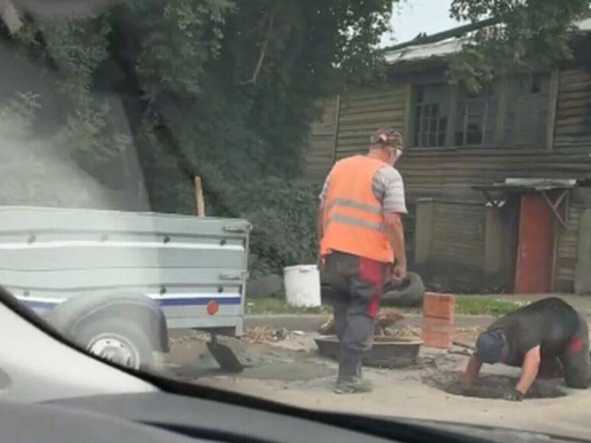    Ремонт дороги на улице Васильевской в Орле© Кадр видео из соцсетей