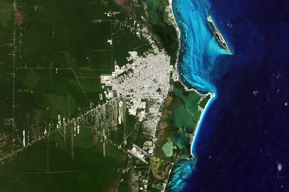     Курортный мегаполис Канкун в апреле 2019 года / © NASA