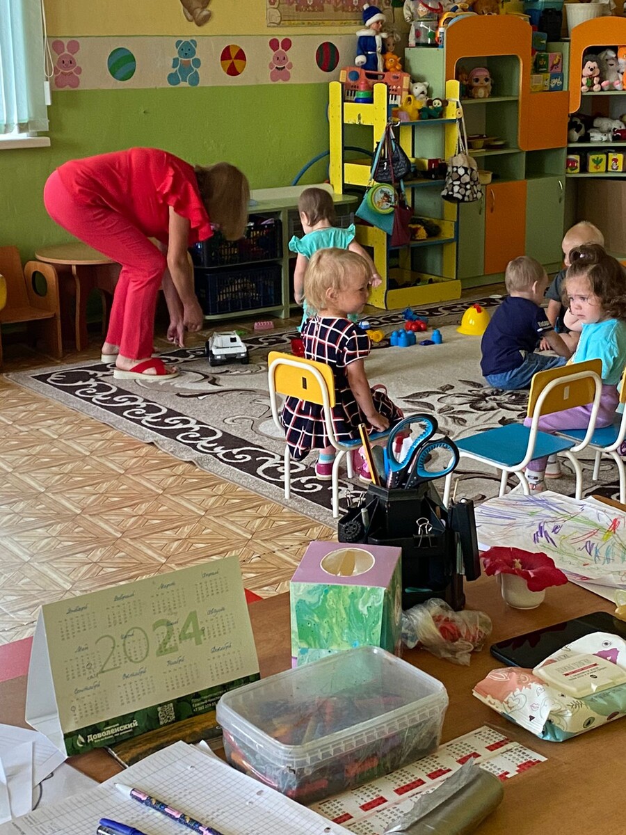 Алевтина  общается с воспитателем.Это длилось несколько минут.  