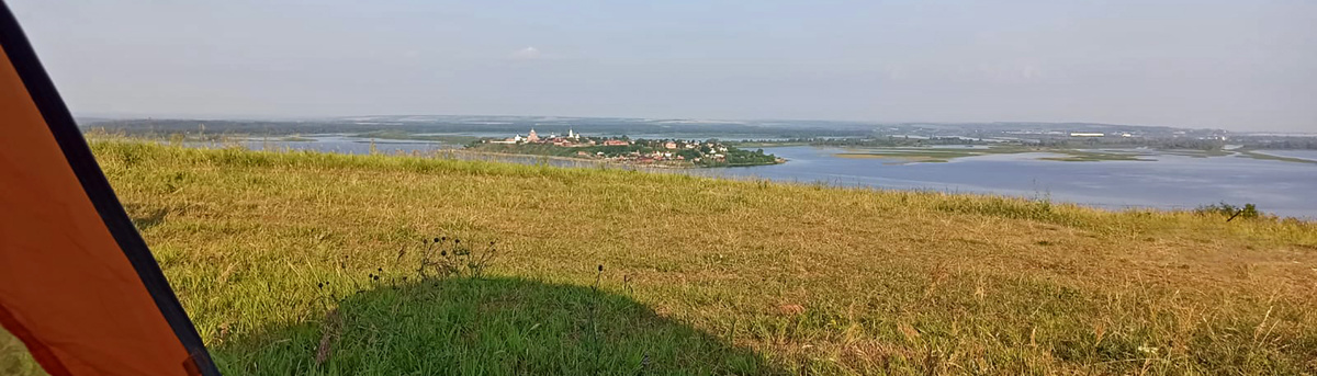 Утренний вид из палатки на Свияжск. 