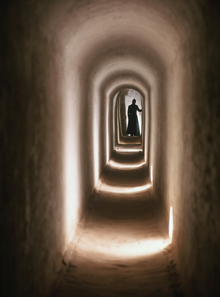 Пещерный ход в скалу