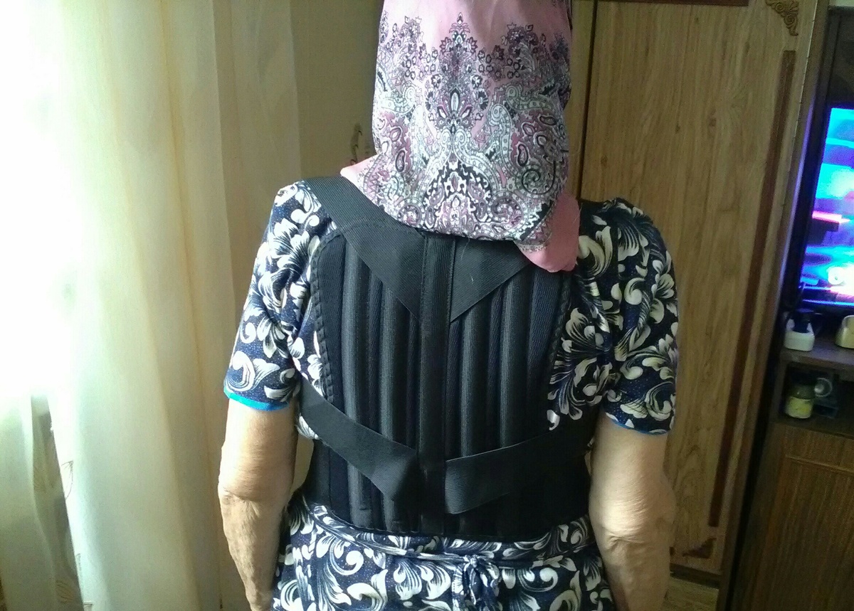 Спину держит.