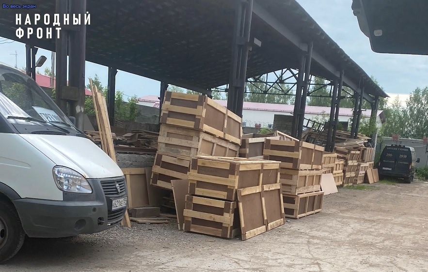    Гробы на территории ритуальной фирмы.