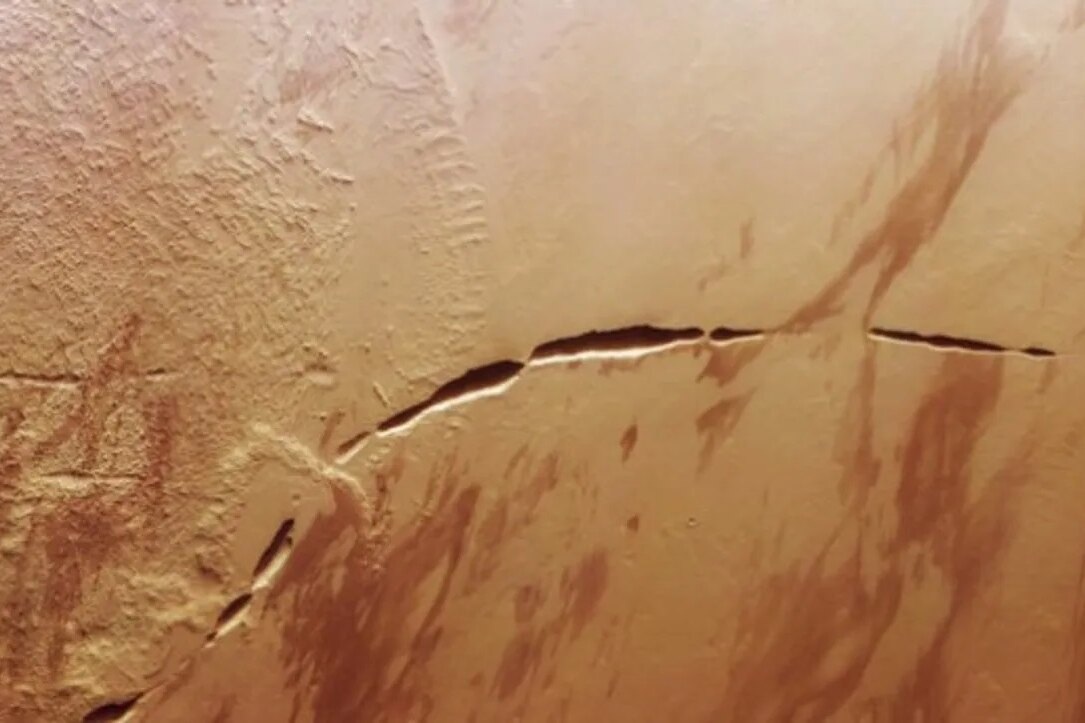     Европейское космическое агентство запечатлело «шрам» на Марсе у основания огромного вулкана