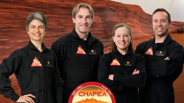 ,Официальное фото экипажа 1-й миссии программы CHAPEA накануне «отправки». Слева направо: Анка Селариу, Росс Броквелл, Келли Хастон, Натан Джонс