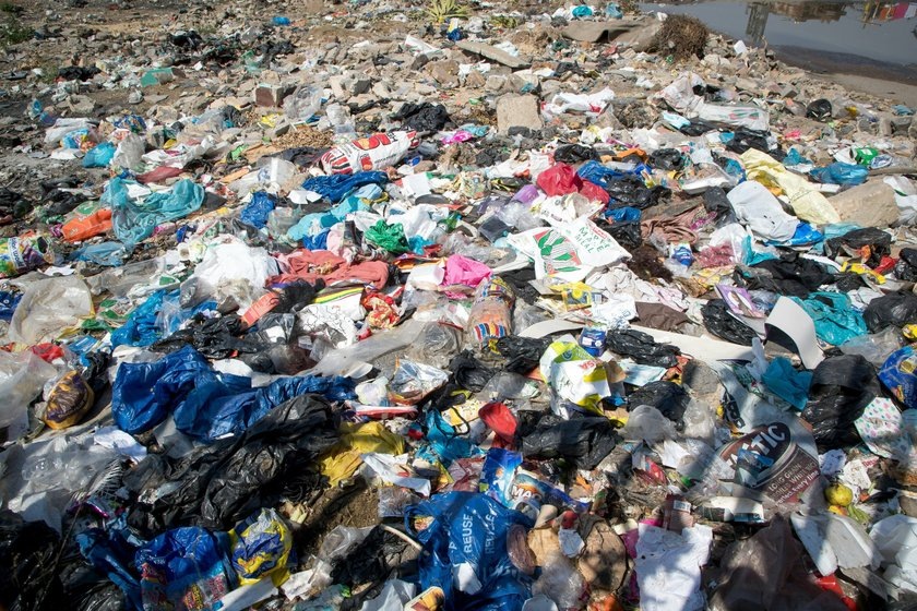 Избавиться от пластика без токсичных выбросов можно с помощью необычного метода. Его придумали специалисты Вятского государственного университета (ВятГУ).