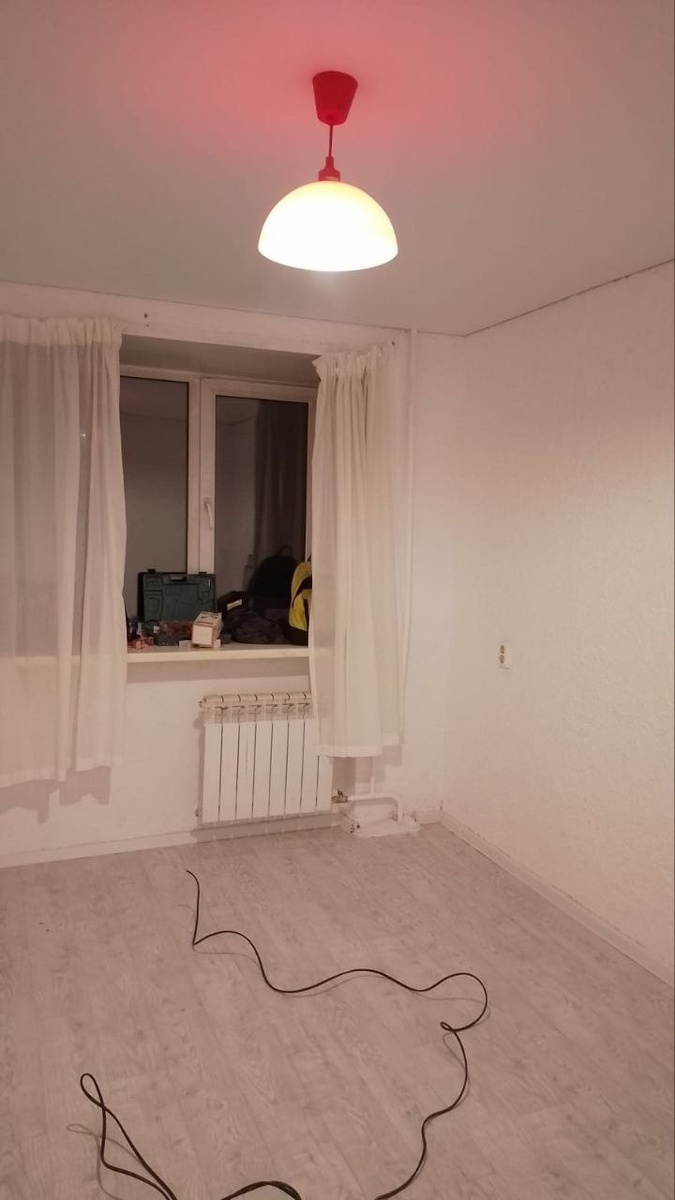 Муж туда красный светильник повесил. Так что теперь у нас есть комната красных фонарей