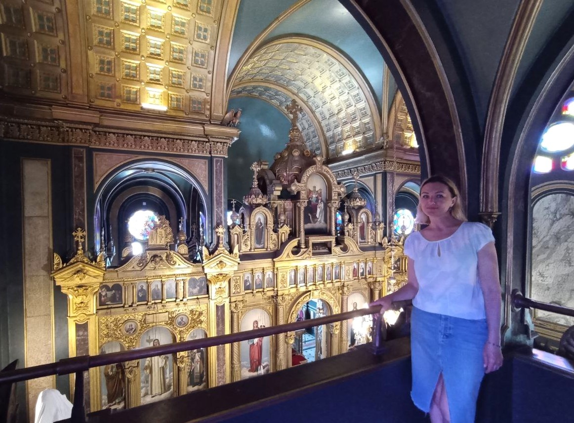 Вид на иконостас со второго этажа чугунной болгарской церкви