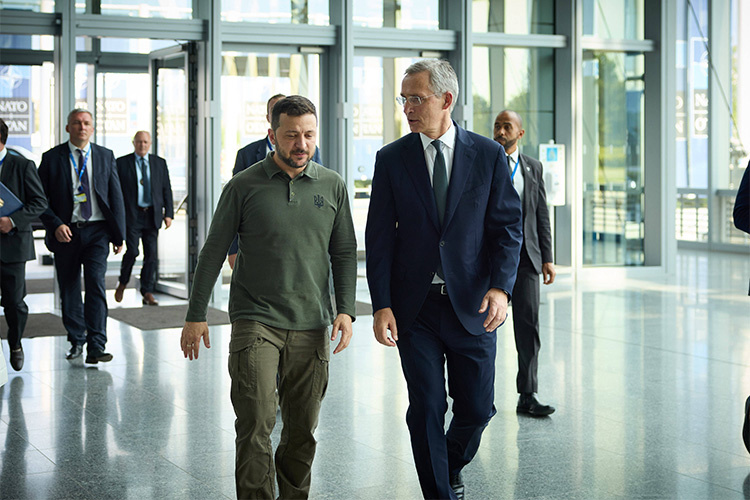    Как заявил генсек НАТО Йенс Столтенберг, будет принято решение о выделении Киеву дополнительных систем ПВО.   
Фото: © Presidential Office of Ukraine/ www.globallookpress.com