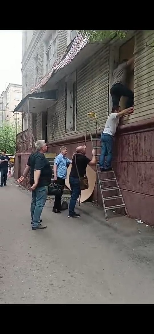 Выселители заколачивают окна на Нижней Первомайской 83