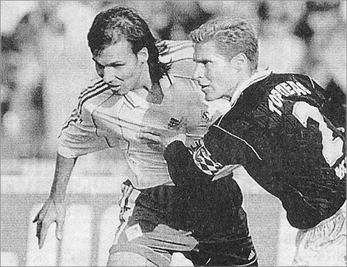 «Торпедо» - «Динамо» (Москва) - 0:1. Динамовец Олег Терёхин (слева) и торпедовец Андрей Малай.