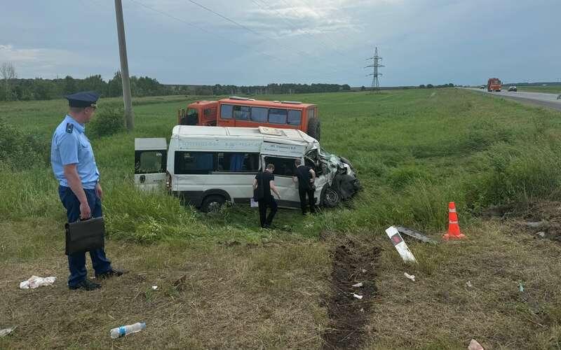 В Назаровском районе Красноярского края произошла авария с участием микроавтобуса и грузовика. ДТП случилось 8 июля на 41-м километре автодороги Ачинск-Ужур-Троицкое.-2
