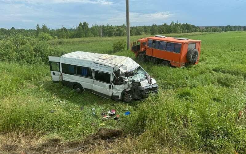 В Назаровском районе Красноярского края произошла авария с участием микроавтобуса и грузовика. ДТП случилось 8 июля на 41-м километре автодороги Ачинск-Ужур-Троицкое.