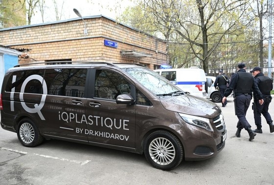    Сотрудники полиции на территории клиники пластического хирурга Тимура Хайдарова IQ Plastique в Москве