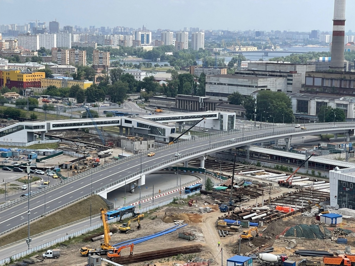 📷 4.1: Продолжается возведение здания отдыха локомотивных бригад. Его колонны уже виднеются в котловане выше уровня земли.