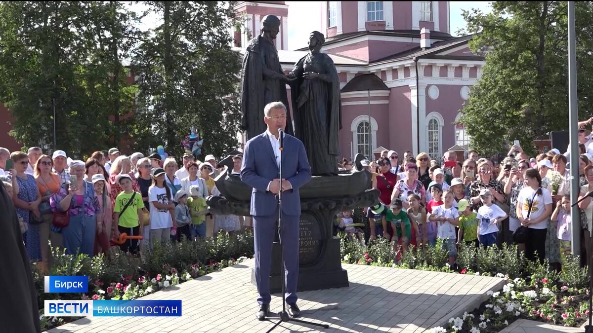 В Башкирии в День семьи, любви и верности открыли памятник Петру и Февронии  Муромским: сюжет 