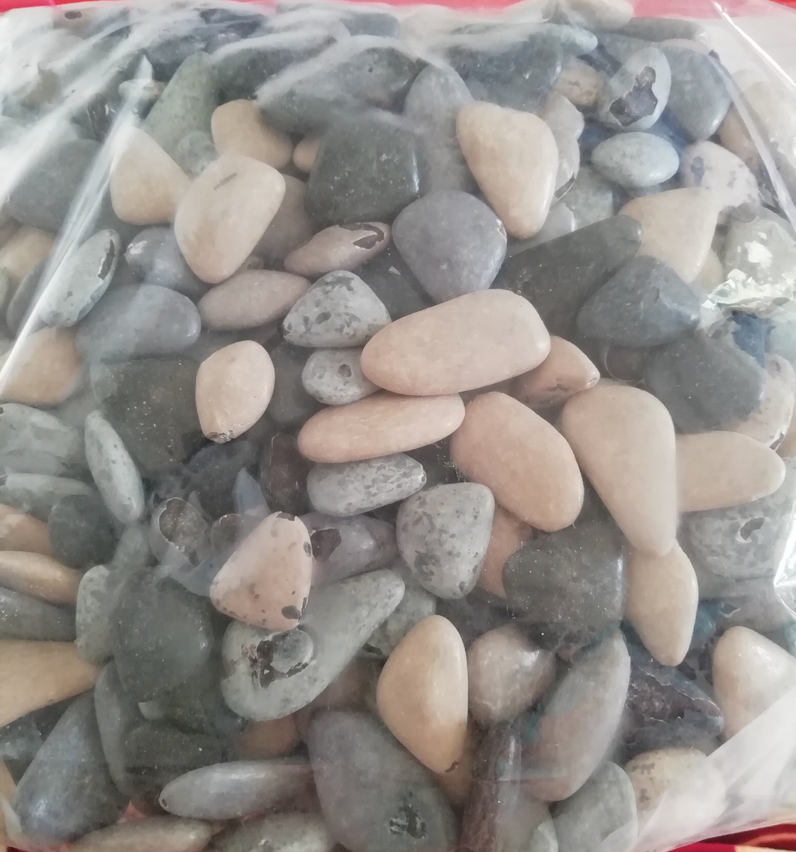 Речные камушки. Забавные конфеты, дети уже растащили. 