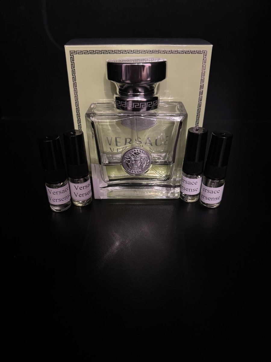 Фото делала 2 дня назад. Сегодня - минус еще 2 атомайзера по 2 мл. Итого, остаток во флаконе - 16 мл - 2400 (если забрать полностью, с коробкой, в оригинальном флаконе) и 2 распитых атомайзера по 2 мл - 380 рублей за штуку 