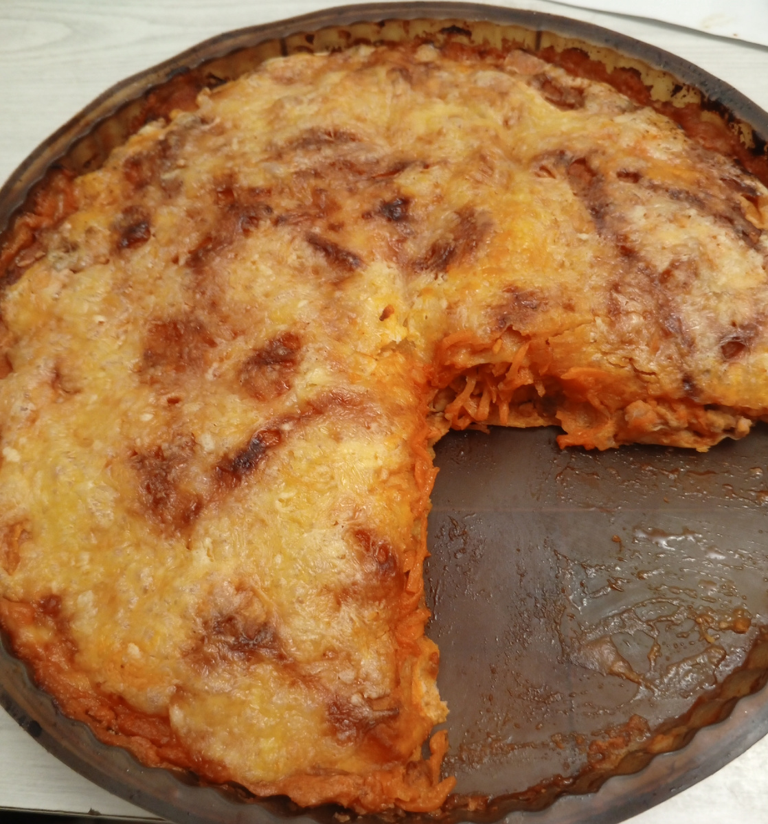 Пожадничала, отчикала большой кусок еще горячей лазаньи.