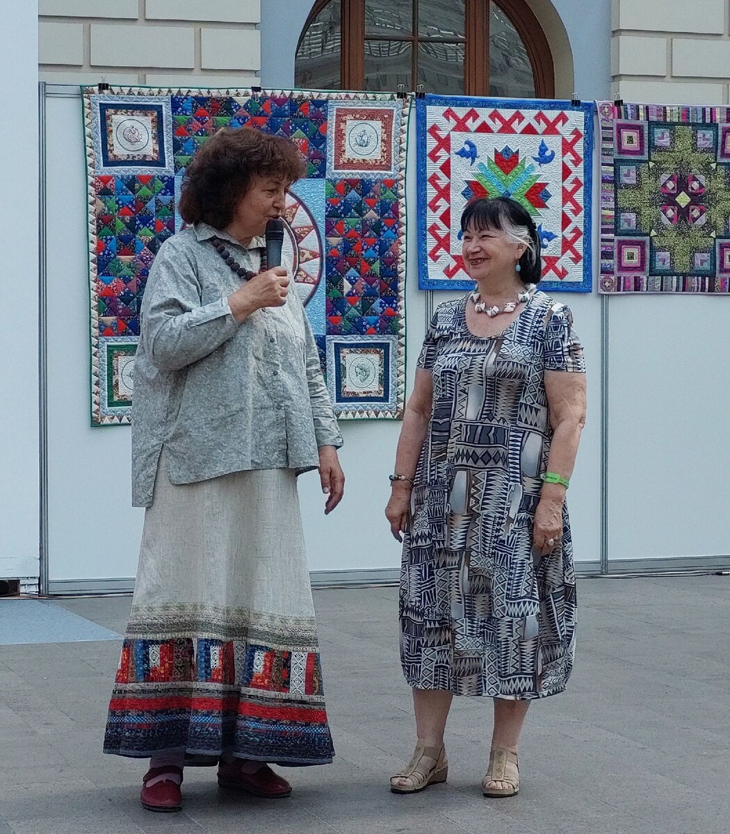 На церемонии награждения. Слева Римма Быбина - организатор и идеолог фестиваля. Справа - Вера Щербакова - председатель Жюри.