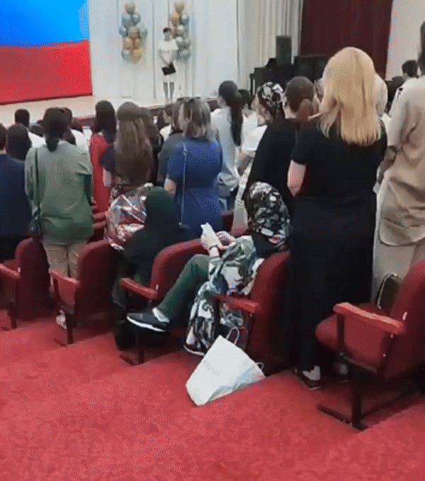 ВОТ ТАК НЕКОТОРЫЕ ПОКРЫТЫЕ ЖЕНЩИНЫ В НАЛЬЧИКЕ СЛУШАЮТ ГИМН РОССИИ — СИДЯ.  ВИДЕО С ТГ-КАНАЛА "ПОЗДНЯКОВ 3.0"