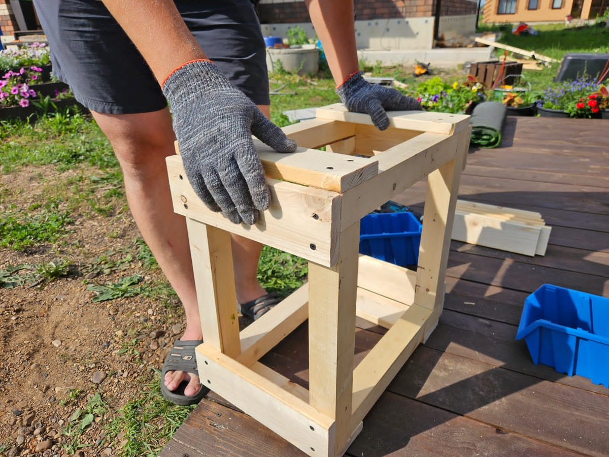В доме надо что-то делать своими руками. Или платить, чтобы это делали чужие руки. Но просто бездействовать не получится