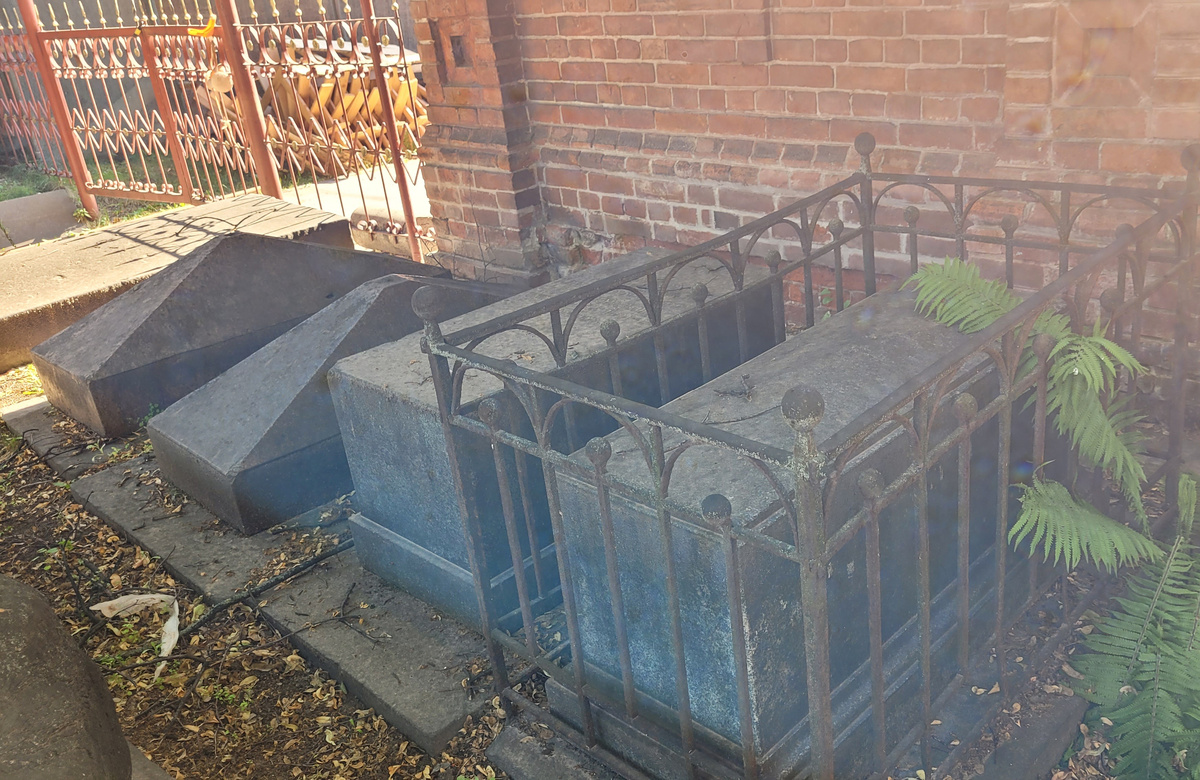 Справа налево: памятники - М.М. Савиной, В.М. Петровской, С.М. Нарышкиной и В.М. Нарышкиной