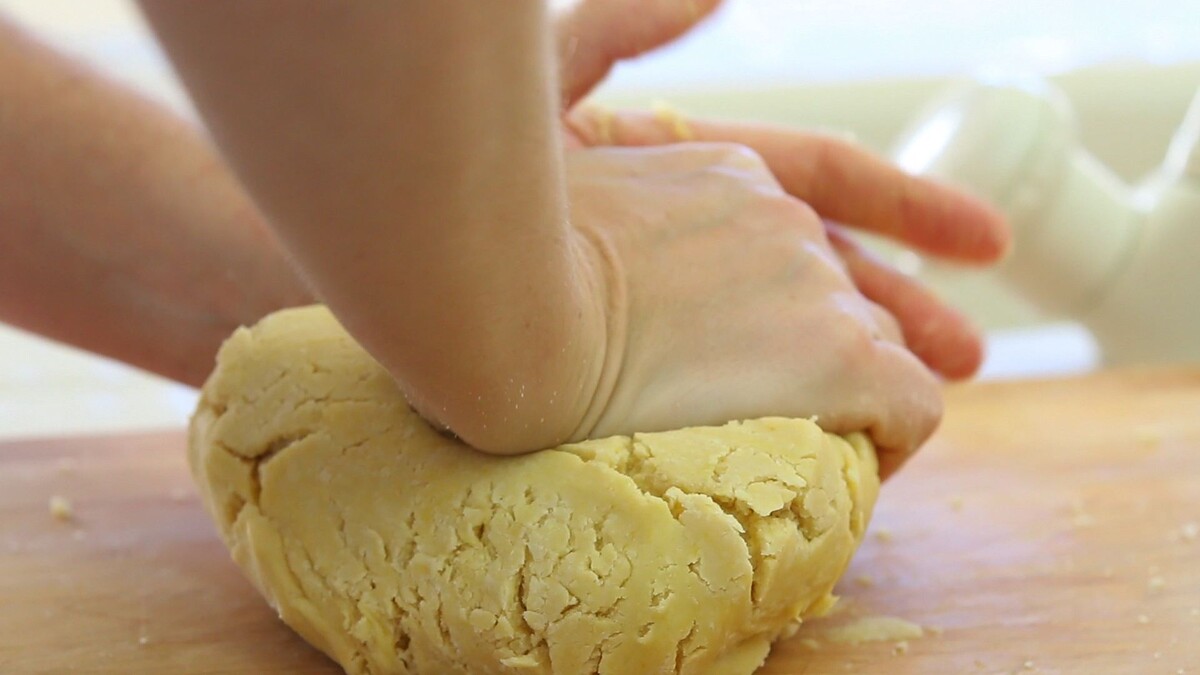 Песочное тесто на растительном масле - это простой и универсальный рецепт, который подойдет для приготовления разнообразной выпечки. В отличие от традиционного песочного теста на сливочном масле, этот вариант отличается более нежной и рассыпчатой текстурой. Благодаря использованию растительного масла, тесто получается более пластичным и легким в работе.