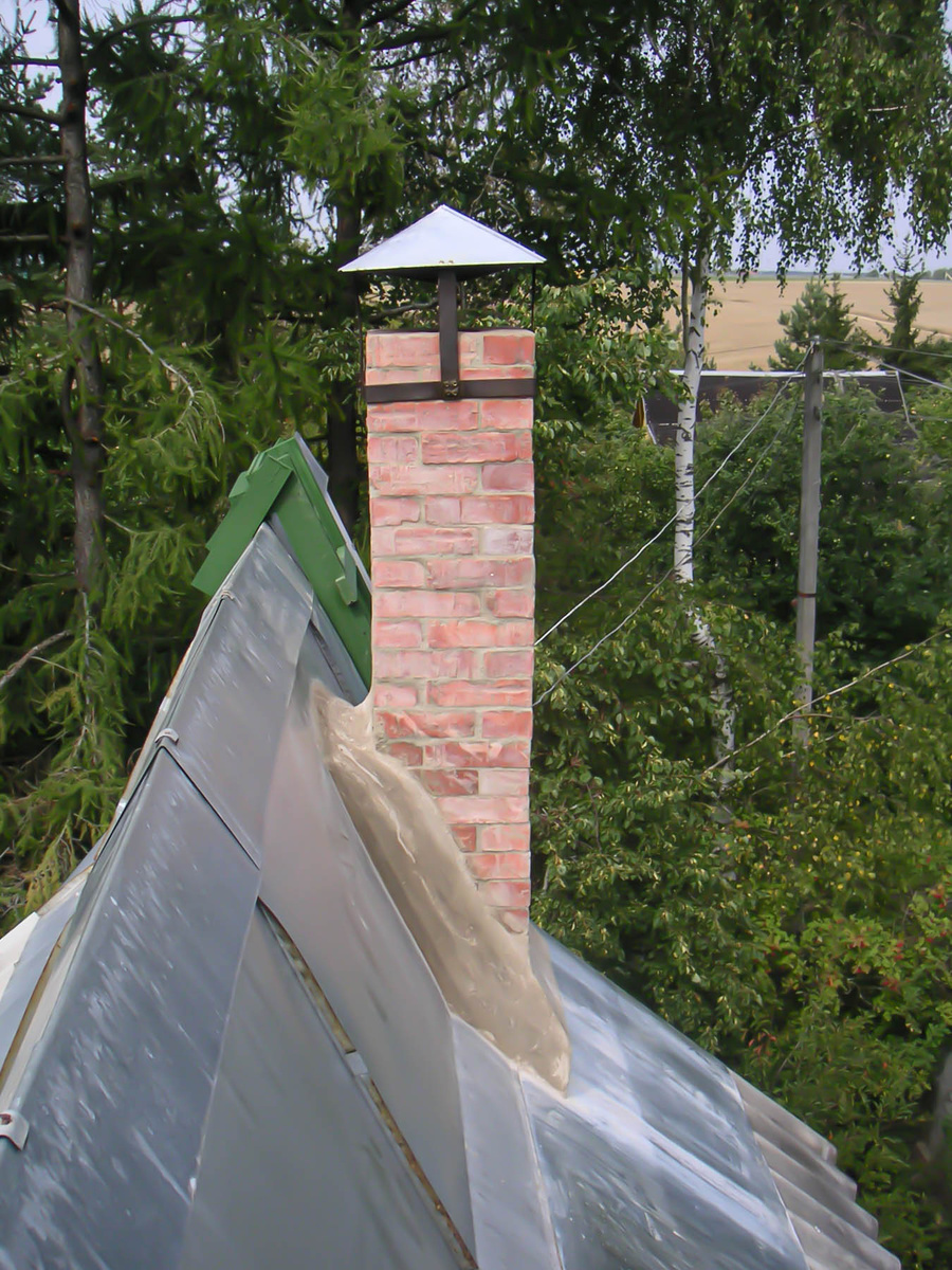 Кирпичная труба, выходящая из крыши второго этажа, лето 2006 года