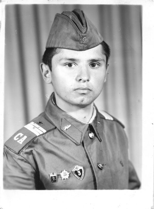 Елань, лето 81 года. Первое армейское фото. Гимнастёрка сержанта Ким. На верхнем фото стоит в центре. Пилотка  курсантская, на шее та самая ссадина...