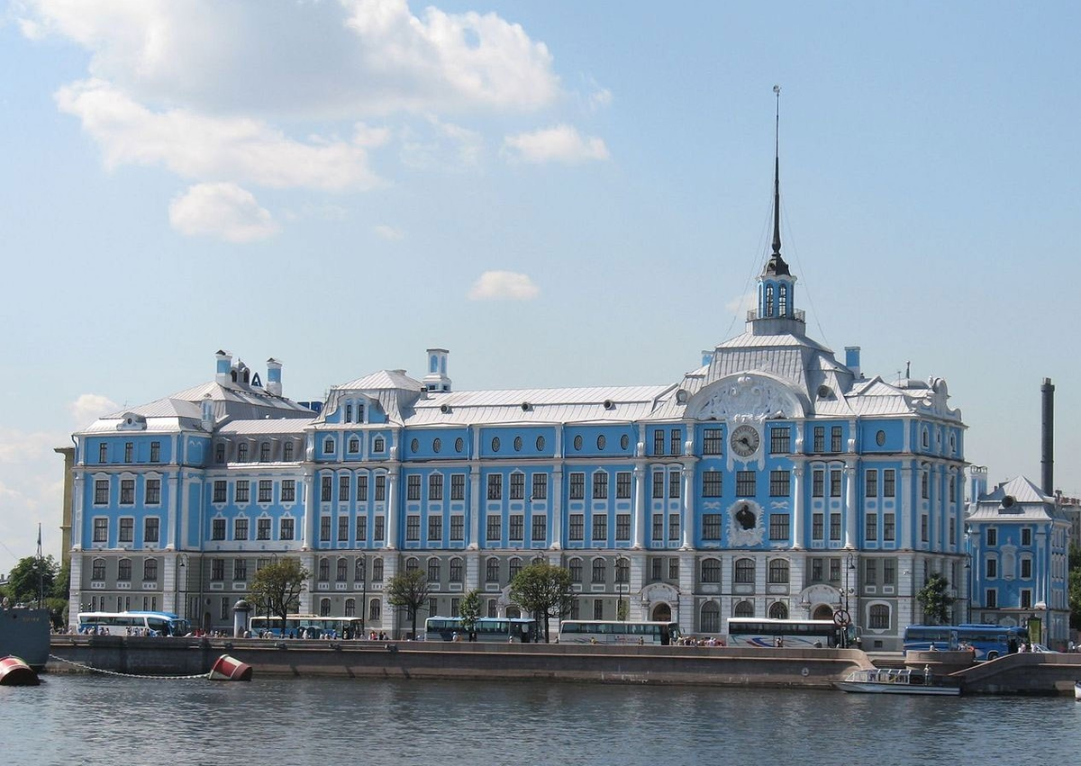 1909, 9 июля (26 июня по старому стилю): На Петроградской набережной в Санкт-Петербурге состоялась закладка Училищного дома им. Петра Великого (ныне - Нахимовское училище).