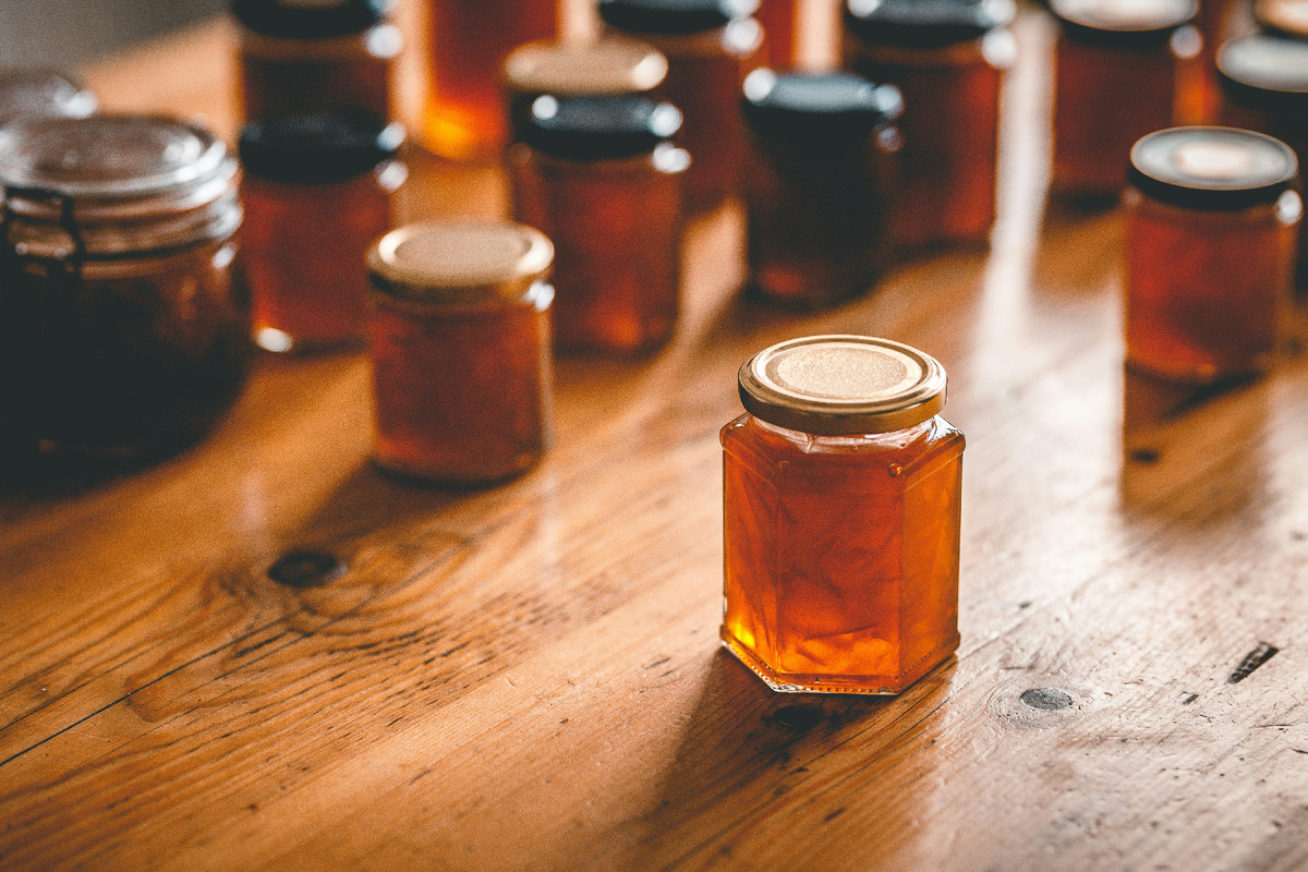 Фото: https://unsplash.com/photos/a-wooden-table-topped-with-lots-of-jars-of-honey-VNBP7672Geg