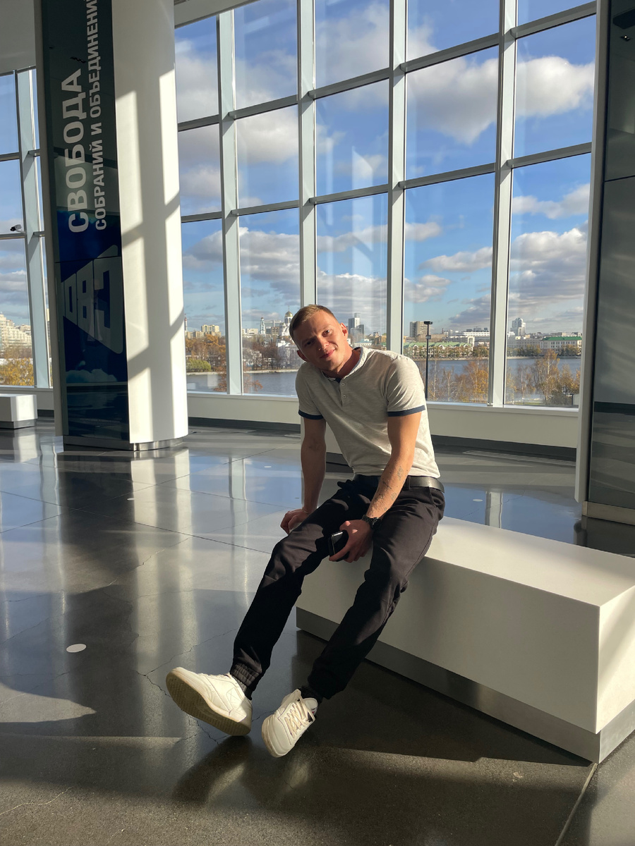 Это я — вроде бы, довольный наемный работяга). Екатеринбург, Ельцин-центр