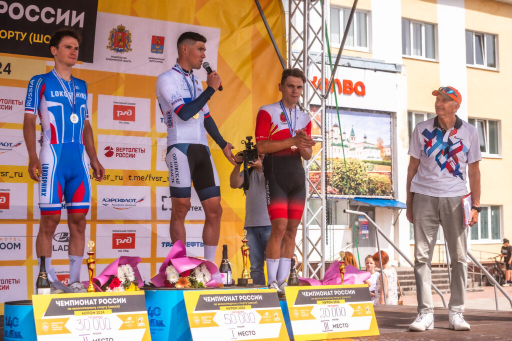 Победный для Петра Рикунова подиум чемпионата России 2024 года в групповой гонке с раздельным стартом, 2-й – Илья Щегольков, 3-й – Савва Новиков.  📷
