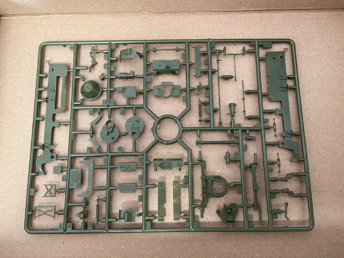 Фото одной из литниковых решёток набора «Советский артиллерийский тягач СТЗ-5». Масштаб 1/35, производитель «Звезда». © Фото из личного архива автора, 2024 год