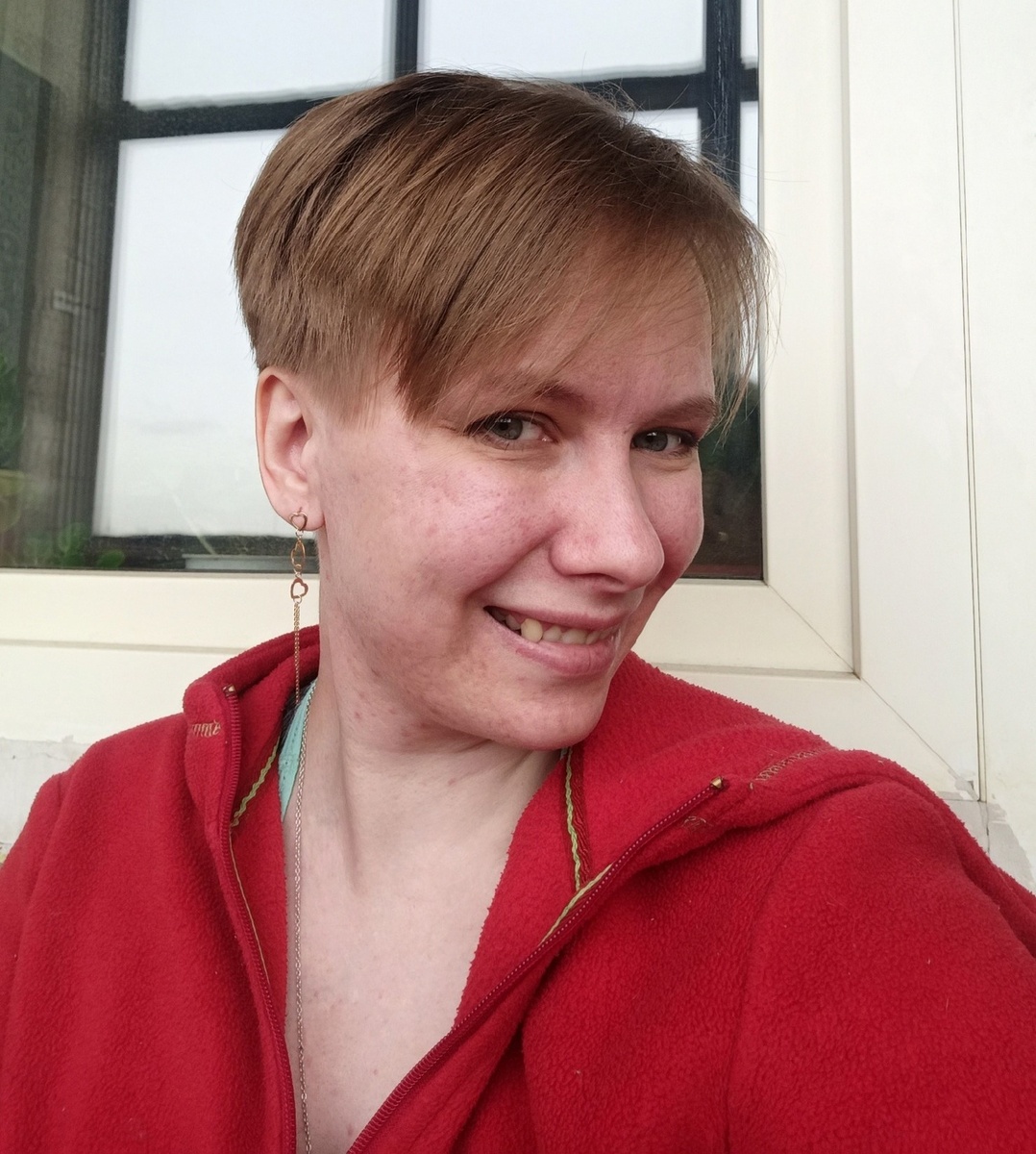 Собственной персоной, редко показываю себя в кадре, надо исправляться 😅