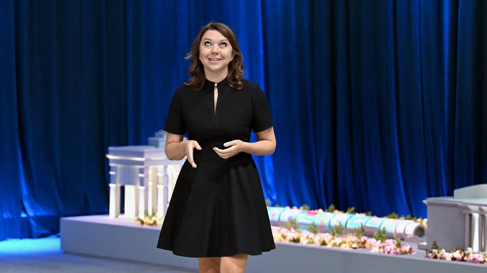 Фото: Дмитрий Азаров / Коммерсантъ📷Директор выставки Наталья Виртуозова переживала, конечно, однако справилась