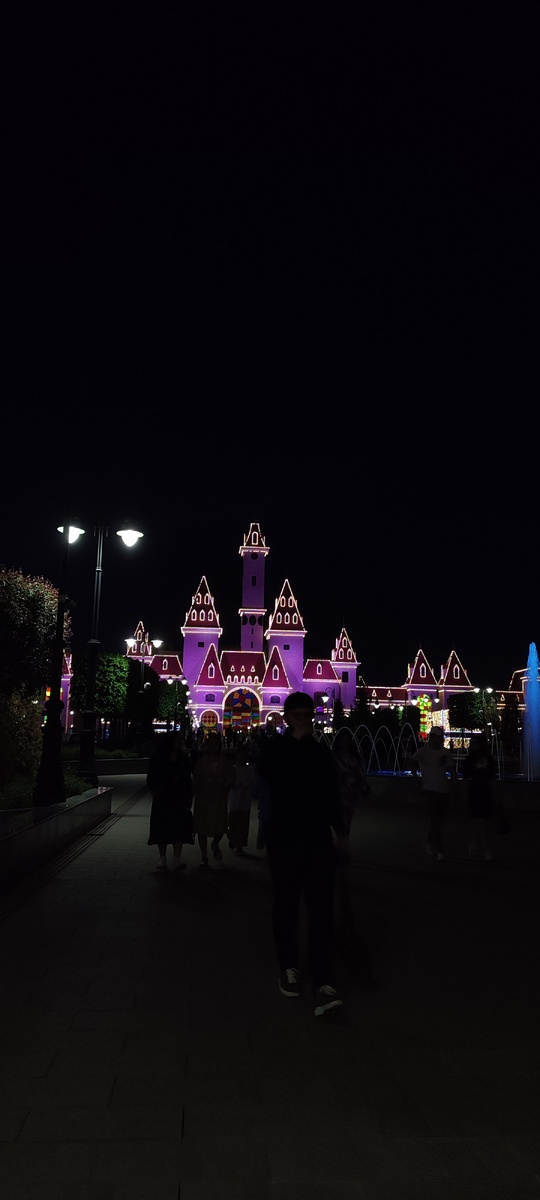 Парк развлечений "Остров мечты" вечером