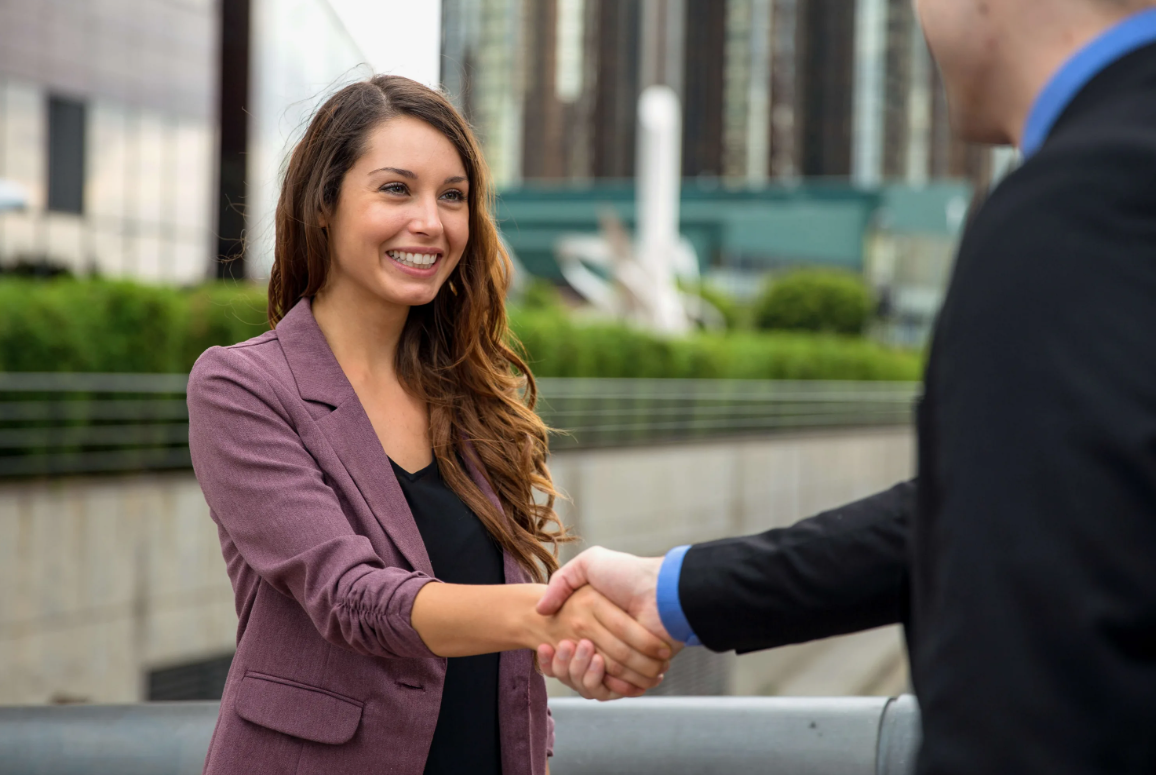 Улыбка, дружелюбность, комплимент - это маленькие кирпичики, которые помогают вам быстро вымостить путь для полноценного общения (фото из открытых источников)