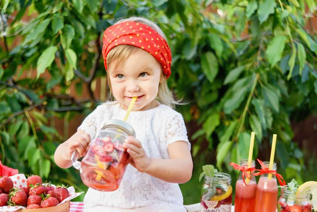 Приготовить вместе с мамой вкусный освежающий напиток — это тоже творчество. И большое удовольствие! Мы специально подобрали несколько простых рецептов для детей.