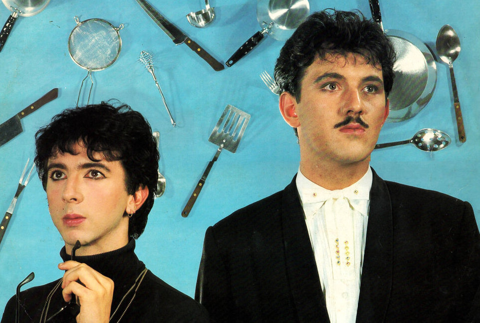 В 1981 году британский дуэт Soft Cell дебютировал в программе Top of the Pops, когда их сингл «Tainted Love» поднимался в чартах.-2