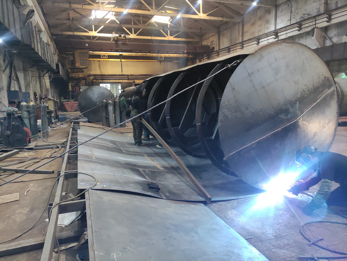 Сварка стального пожарного резервуар на стапеле цеха ЗСО-КВАЗАР