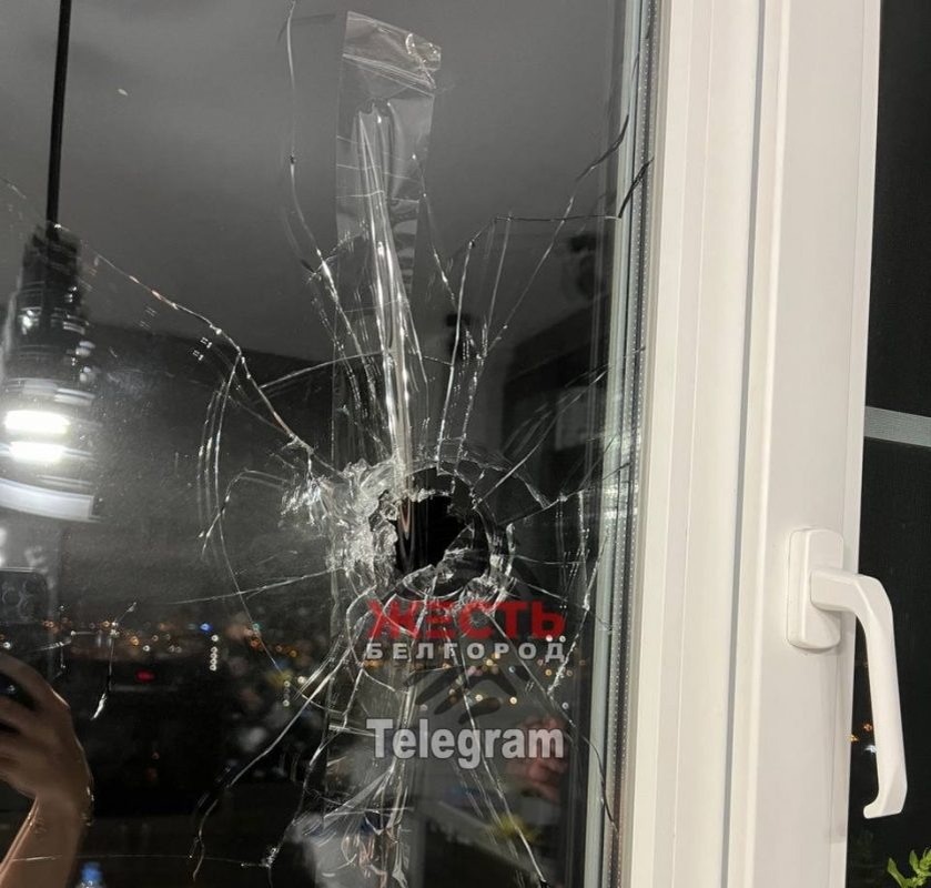    В квартирах выбиты стёкла.