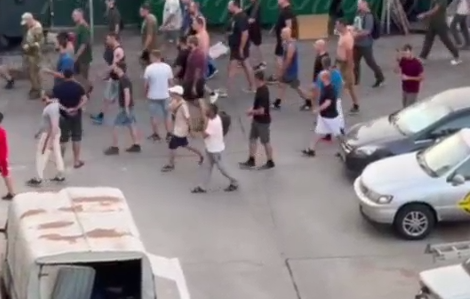 Группа мужчин собралась во дворе, чтобы понять, почему их детям не дают играть на площадке. 