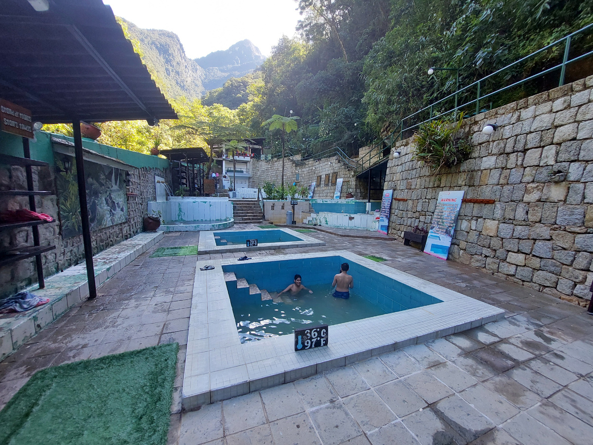 Так выглядит комплекс термальных источников. У каждого из бассейнов стоит табличка с температурой воды. 